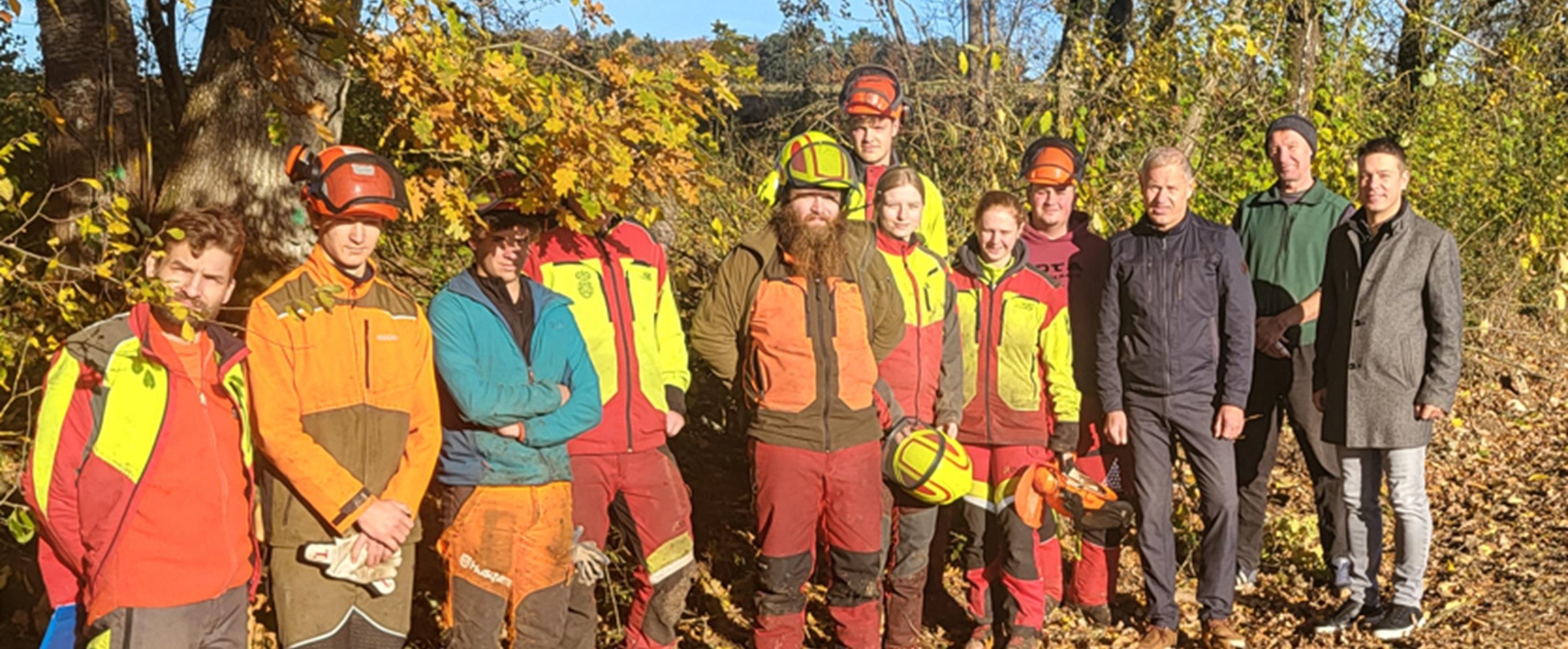 Pressebild Bild: Martin Faltermeier (links), Ausbildungsgruppe der Waldbauernschule und Klaus Amann, Michael Rohwer und Michael Raßhofer (rechts)
Foto: Georg Pflüger