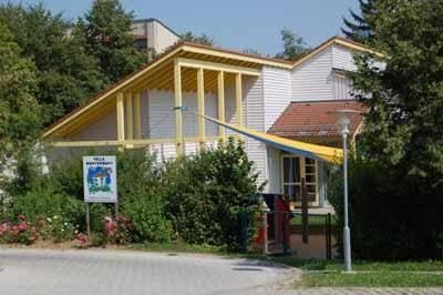 Anschrift:
BRK-Kindergarten "Villa Kunterbunt"
Hemauer Str. 7a 
93351 Painten
Telefon: 09499/90009
Internet: https://www.kvkelheim.brk.de/angebote/kinder/
kindergaerten/villa-kunterbunt-painten.html
Öffnungszeiten:
7.15 Uhr bis 14.00 Uhr